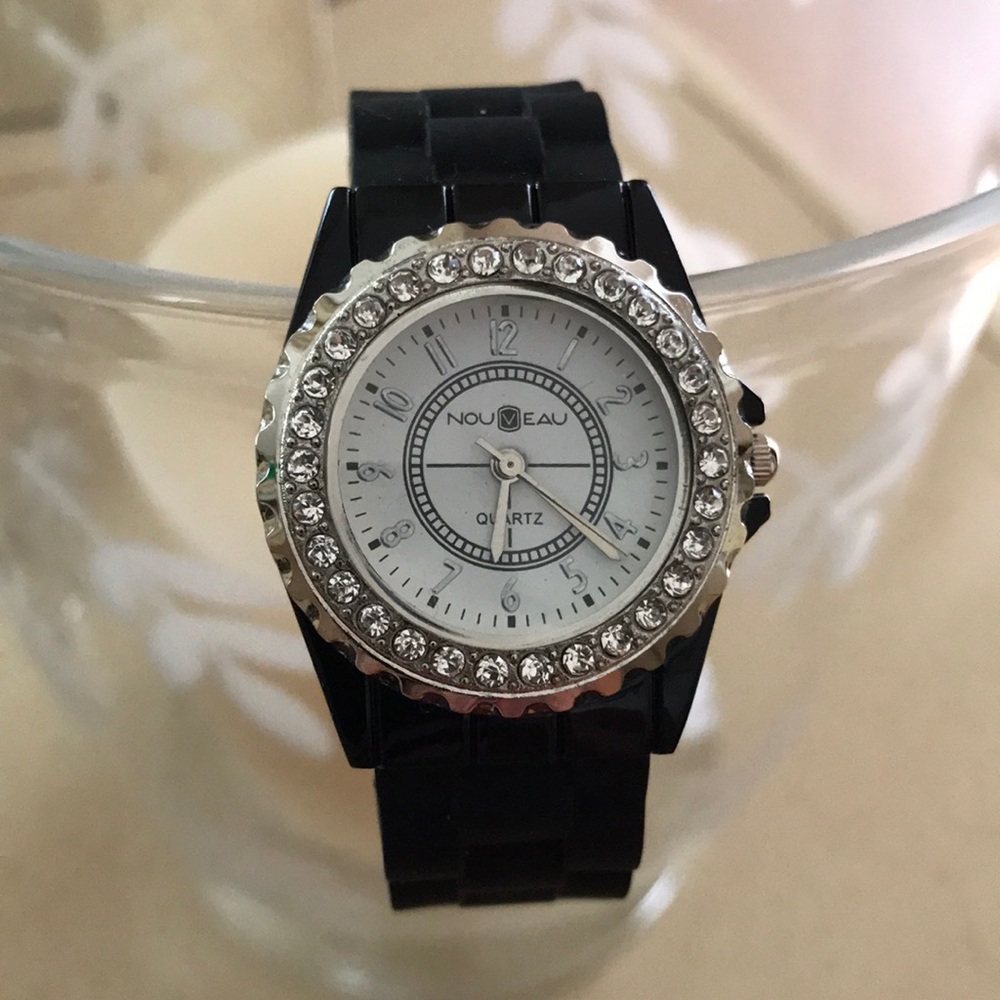 Nouveau quartz watch